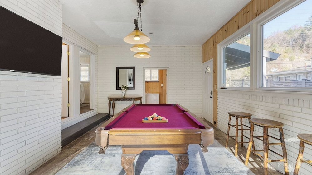 Creekside Haven by Avantstay Hot Tub, Outdoor Dining Area Nestled Next to Creek