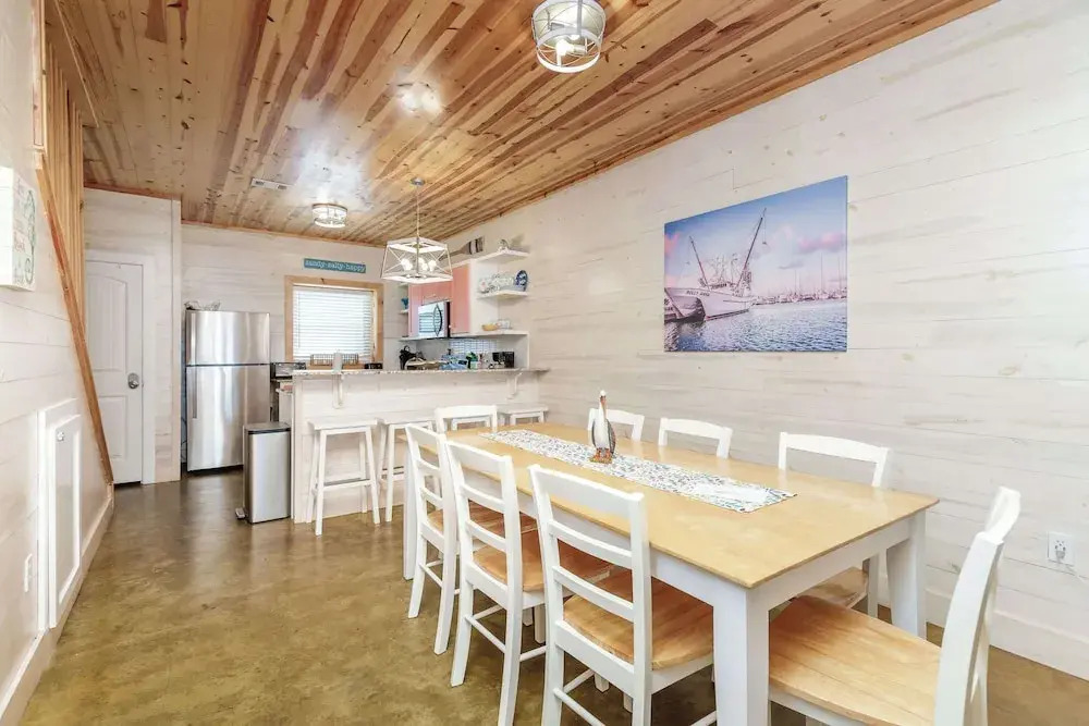 Resort Pool & Pet Friendly Sleeps 9