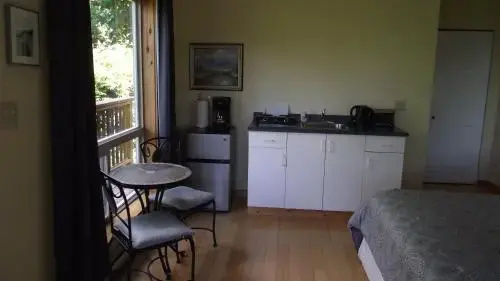 Secret Cove Cottage Suites