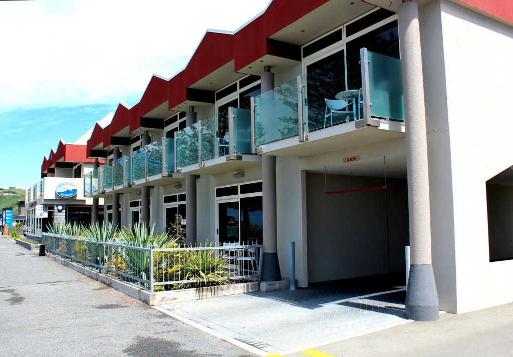 The White Morph Motels