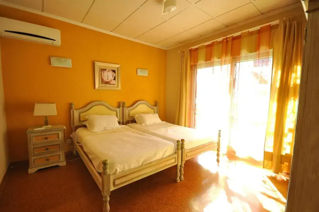 Spacious Retreat with Prime Location, Private pool, snooker, free AC Wifi