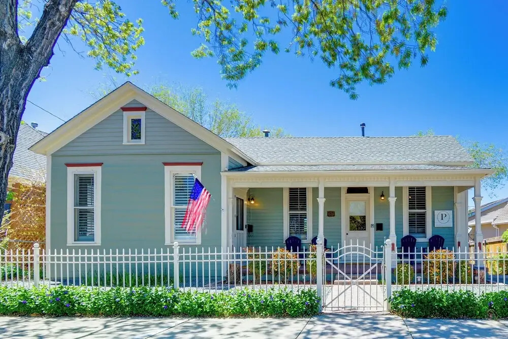 Walk to Courthouse Square: Quiet Home w Porch