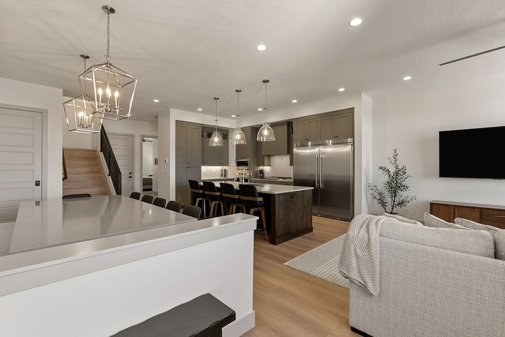 Luxury Rental At Desert Color 6 Bedroom Townhouse