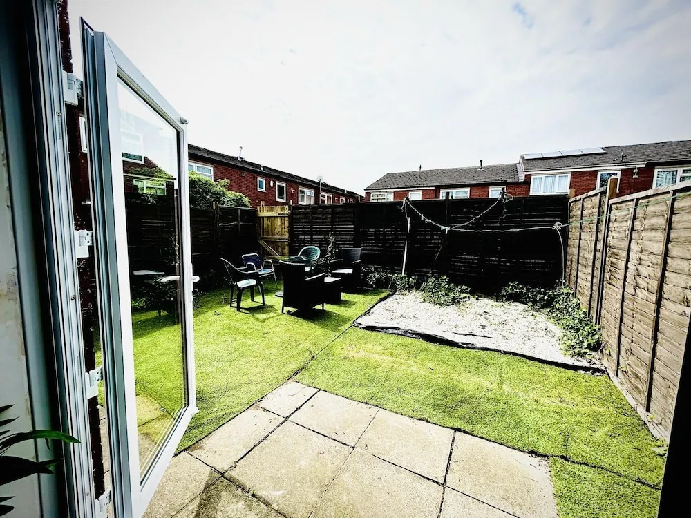 Mordenised 2 Bedroom House Close to City Centre