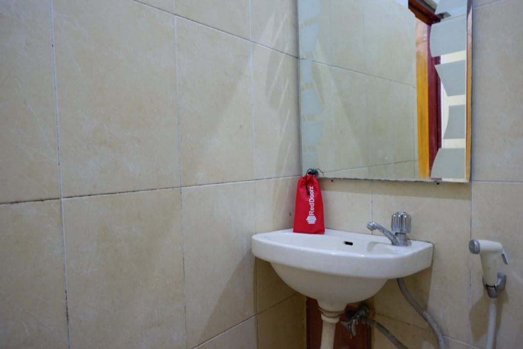 RedDoorz at Hotel Pantai Kamali Bravo Bau Bau