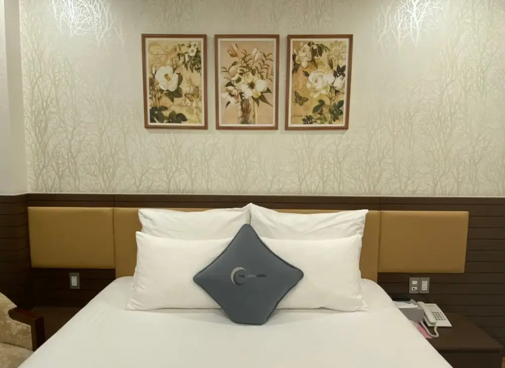 The Moon 2 Hotel