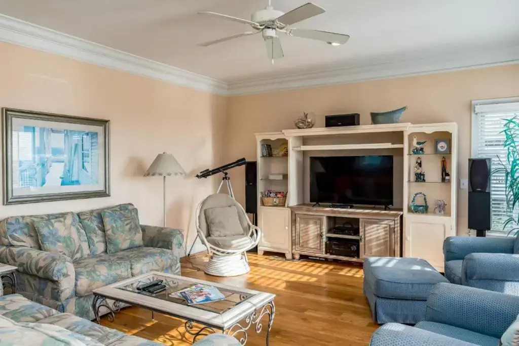 Emerald Breeze by Oak Island Accommodations