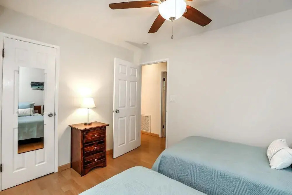 Beachy 3br - 1 Block To Ocean, Near Abbott Kinney 3 Bedroom Home