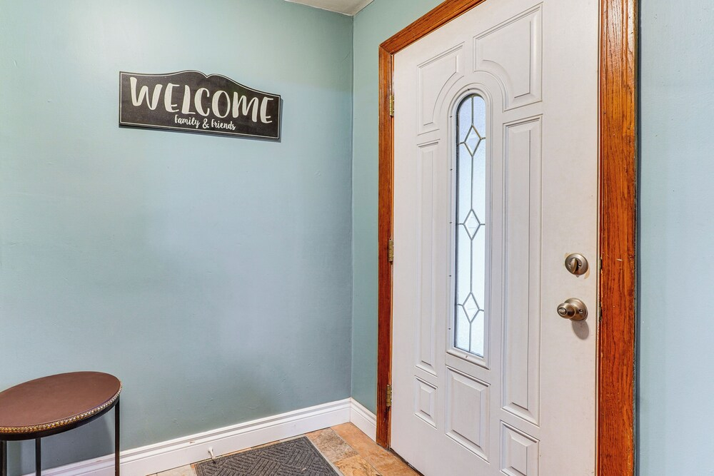 < 1 Mi to Main St Berryville: Spacious Family Home