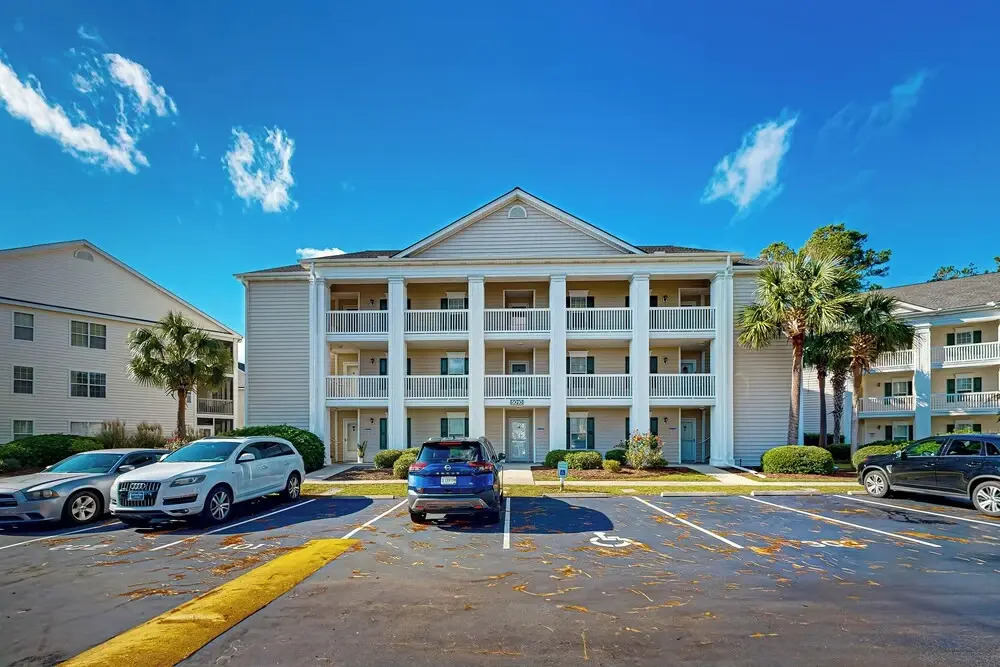 2 BR Condo w/ Golf Course Views & Pool
