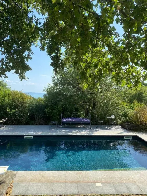 casa intera giardino e piscina