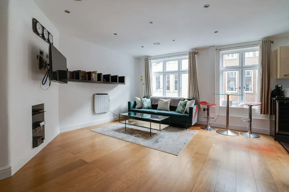 Lovely Charing Cross Apartment