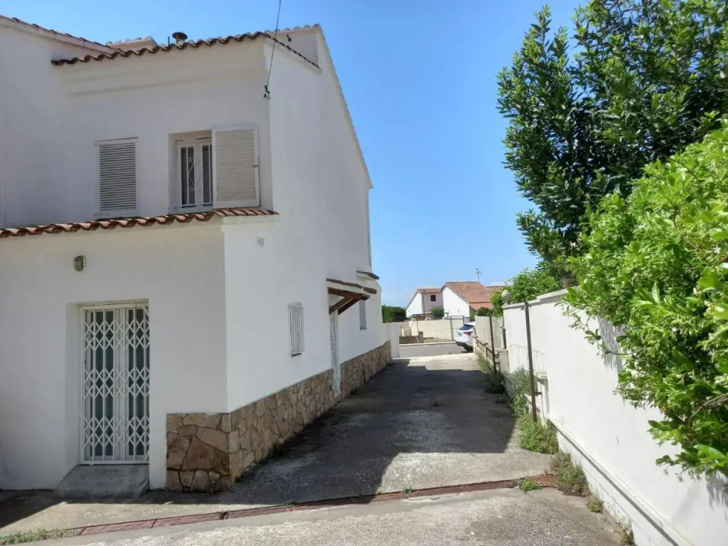 House with free parking, barbeque air conditioning