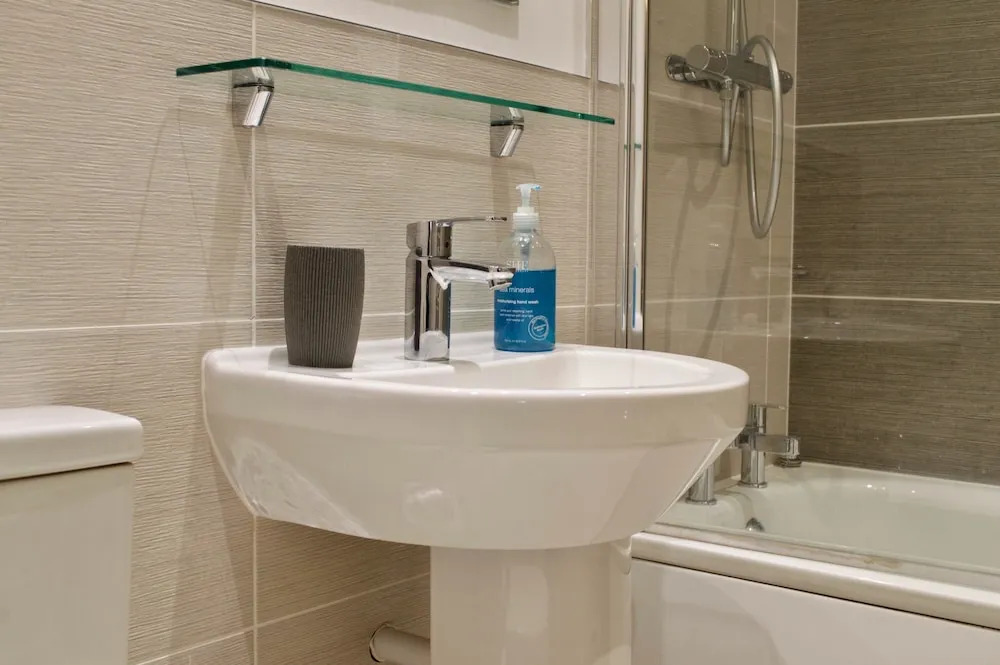 Central 2 Bedroom Apartment With Free Parking