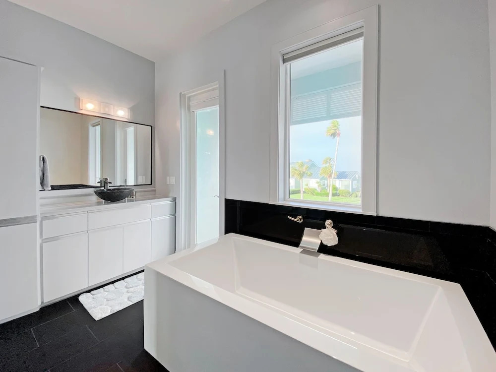 1893bays 5 Bedroom Home