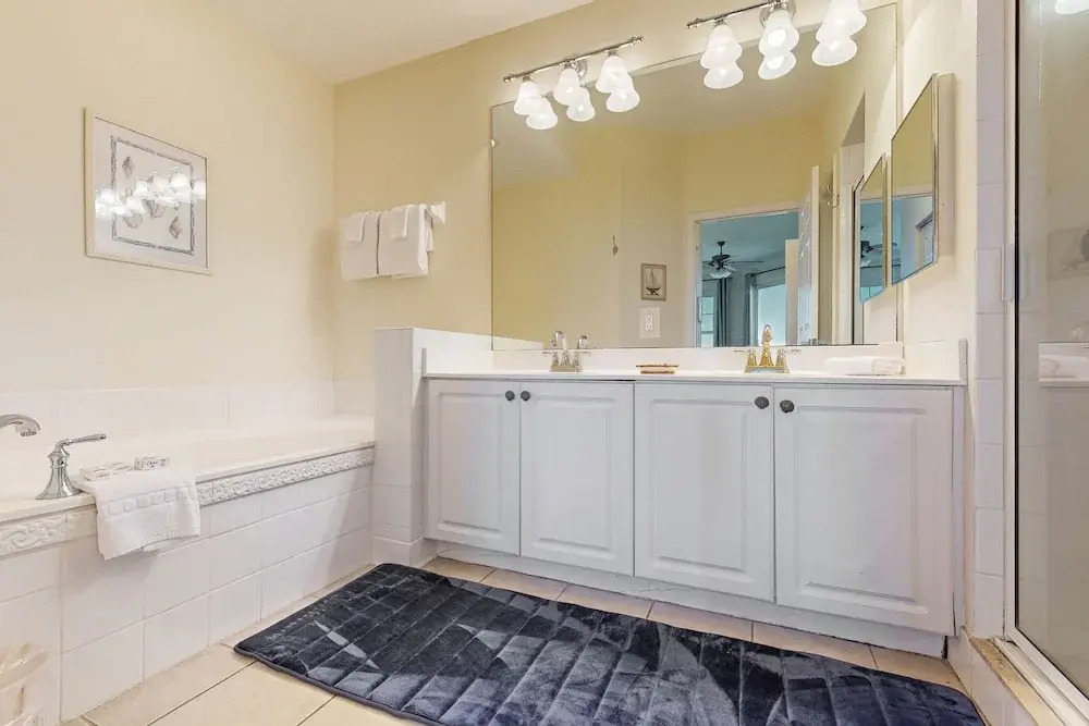 Oceanfront Condo With Great Ocean View, Balcony, Fast Wifi & 2 Shared Pools