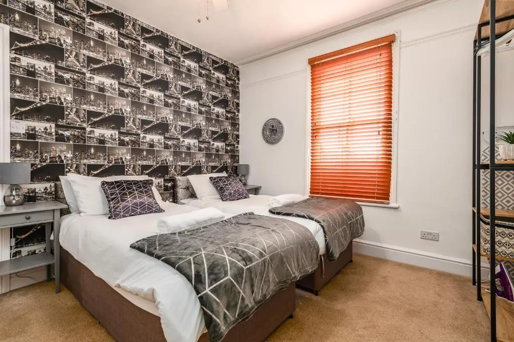 Spacious Contractor House for Large Groups - Private Parking