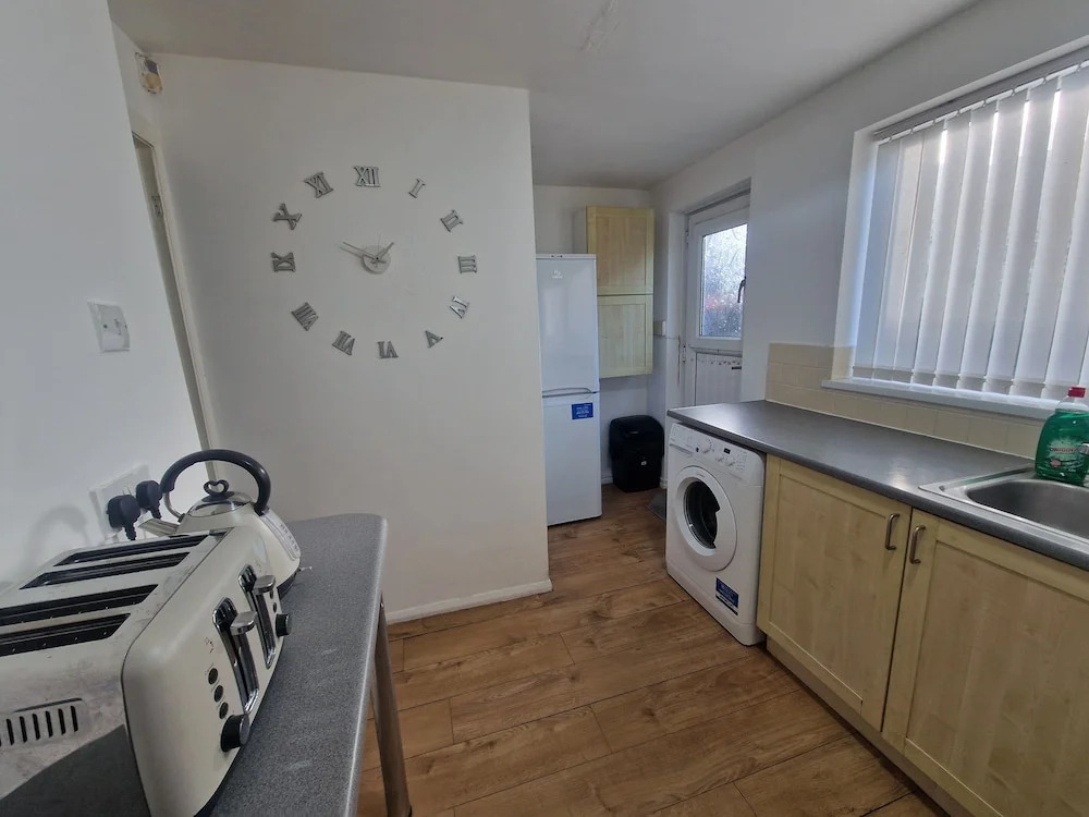 House - Sleeps 4 - Garden - Parking
