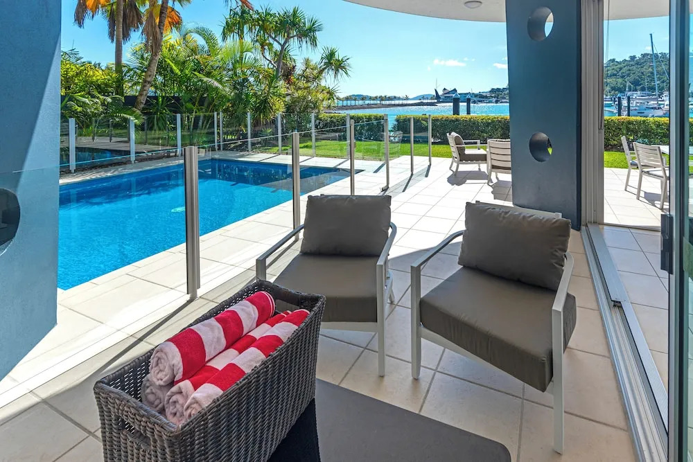 Pavillion 17 - Waterfront Spacious 4 Bedroom With Own Inground Pool And Golf Buggy