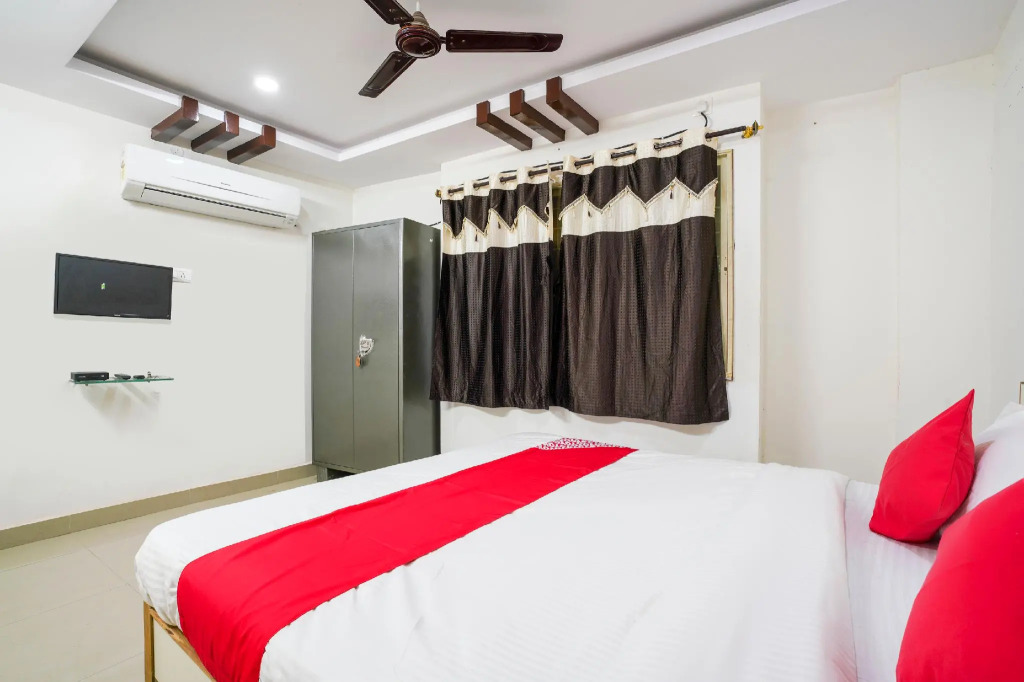 OYO 68404 Sa Thirumala Residency