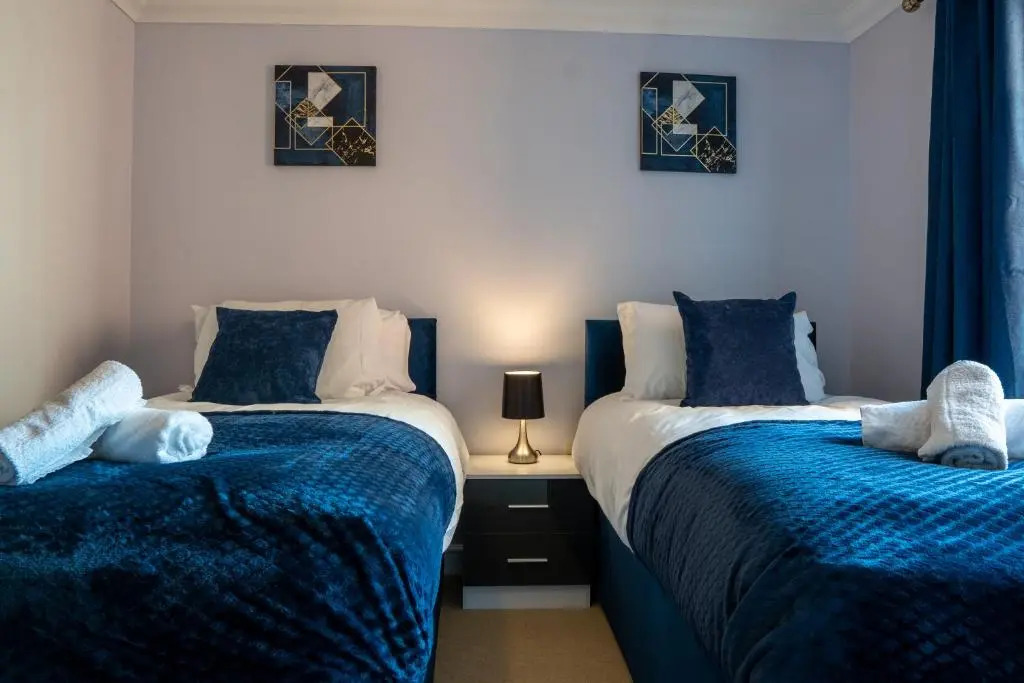 Homely Two Bedroom Apartment in Milton Keynes - Free Parking & WiFi