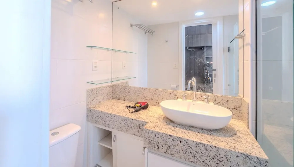 Apto com 3 su tes Piscina e Sauna a 450m da Praia
