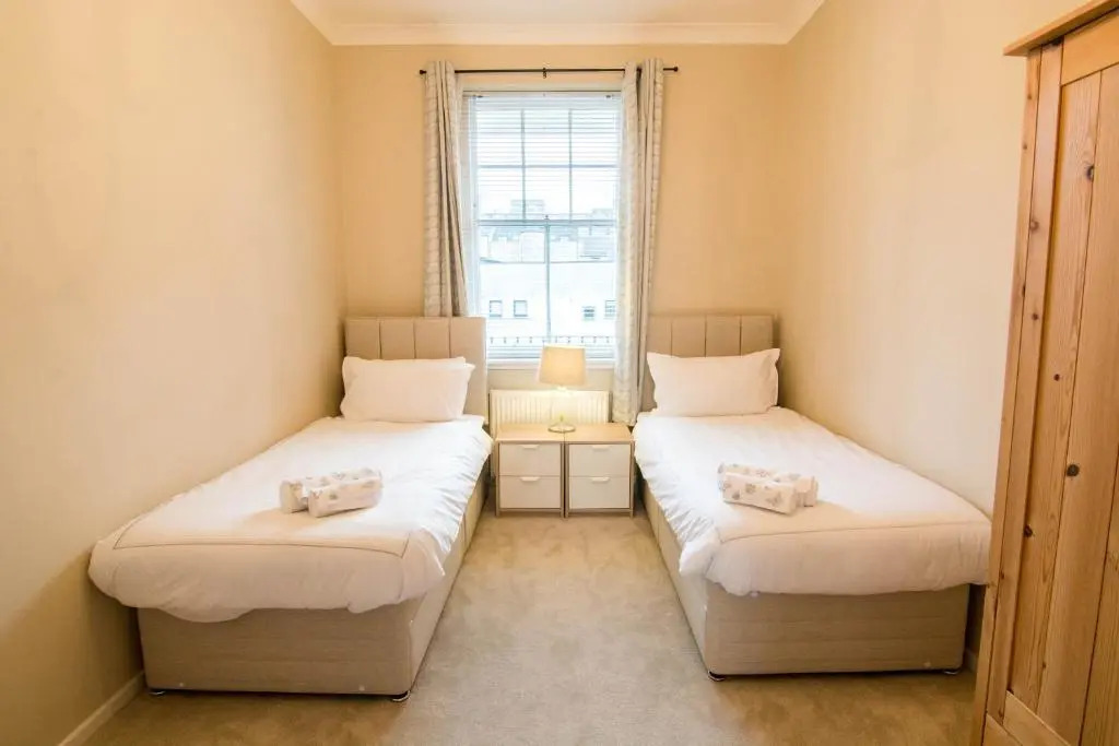 419 Luminous 2 Bedroom Apartment in the Heart of Edinburgh s Old Town