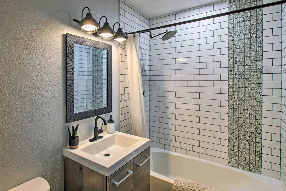 Charming Phoenix Home with Patio about 3 Miles to Dtwn