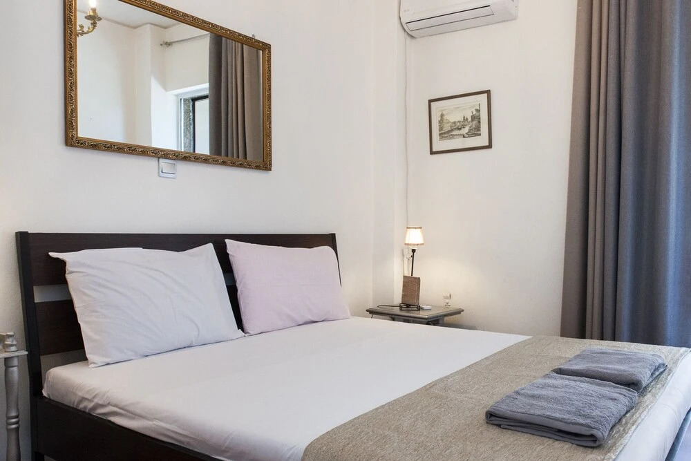Charming 2 Bedroom apt next to Panormou