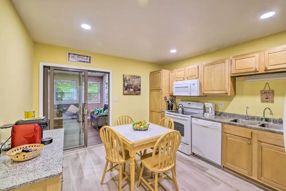 15 Mi to Skiing: Charming Tobyhanna Cottage!
