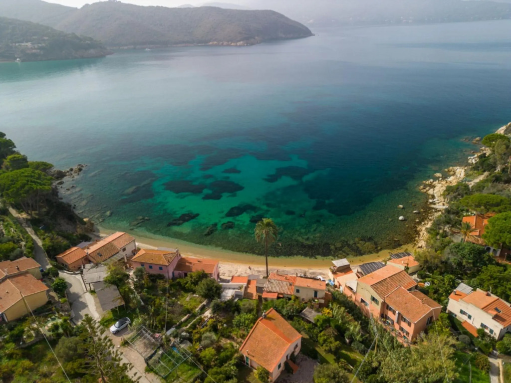 Baia Blu 2 in a small complex of colourful houses that directly overlooks the beach of Forno.-BAIA BLU N°2