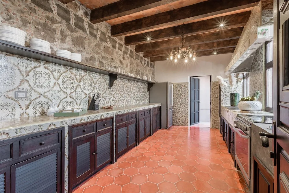 Casa Vista 6BR Villa, 16p Jacuzzi Pool, Staff & Breakfast