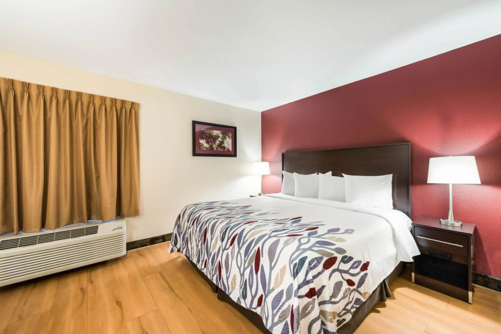 Econo Lodge Inn & Suites