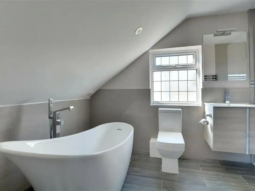 Comfortable and Luxurious Family Home With Beautiful Sunny Garden, Close to the Beach