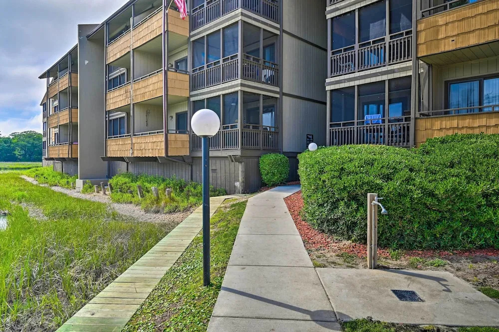 Charming Condo w/ Pool Access - Walk to Beach