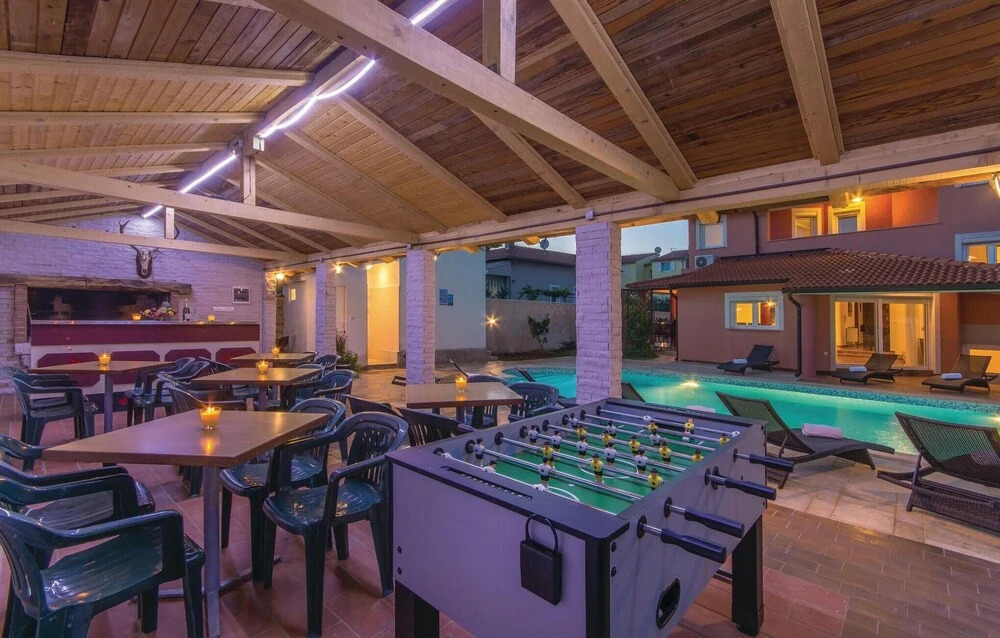 Beautiful Home in Pula With Wifi and 7 Bedrooms