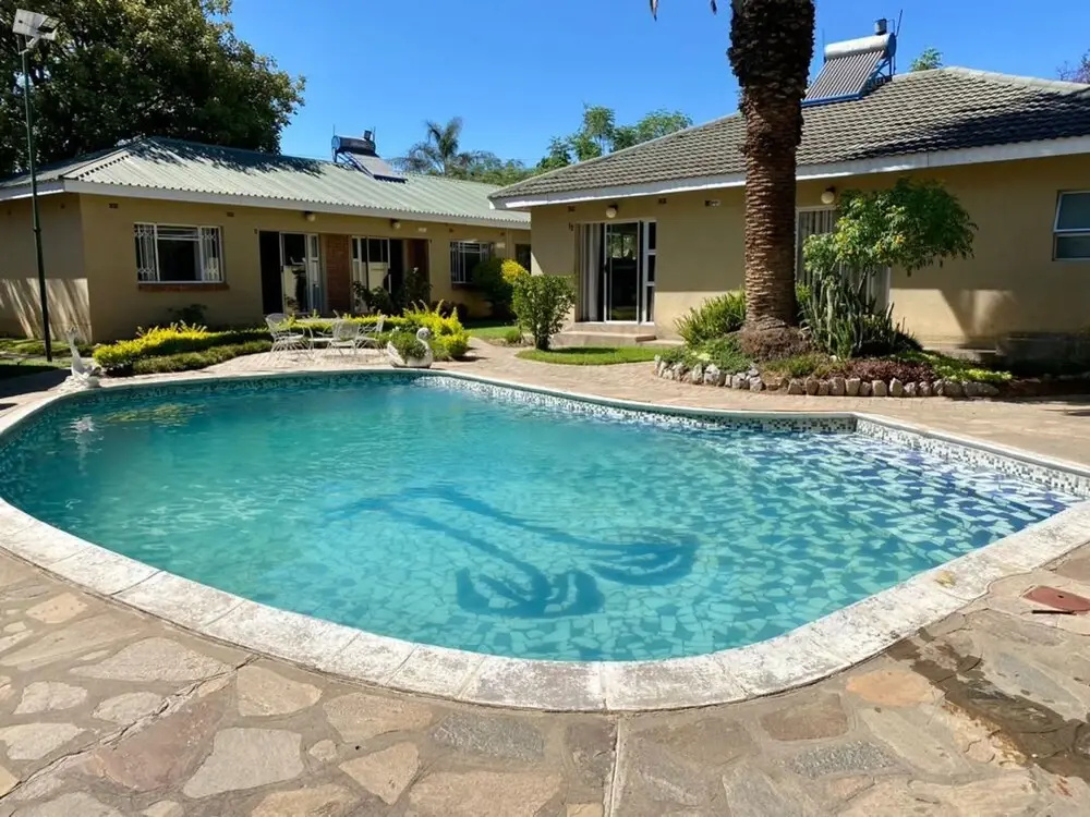 Poolside Executive Suite Near Airport - 2322
