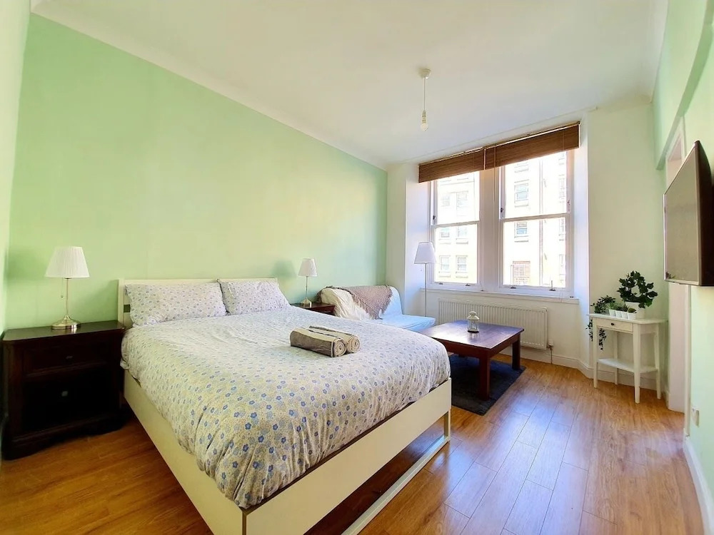 Bright Cosy Flat Close by Tourist Spots