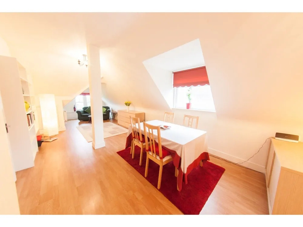 Bright, Airy 2BR Ealing Broadway Flat for 4