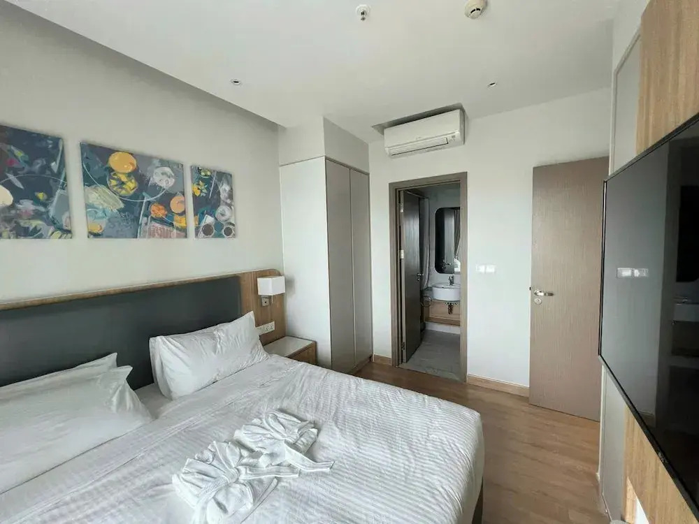 Quiet Luxury Suite with Balcony - City View - Zenity District 1