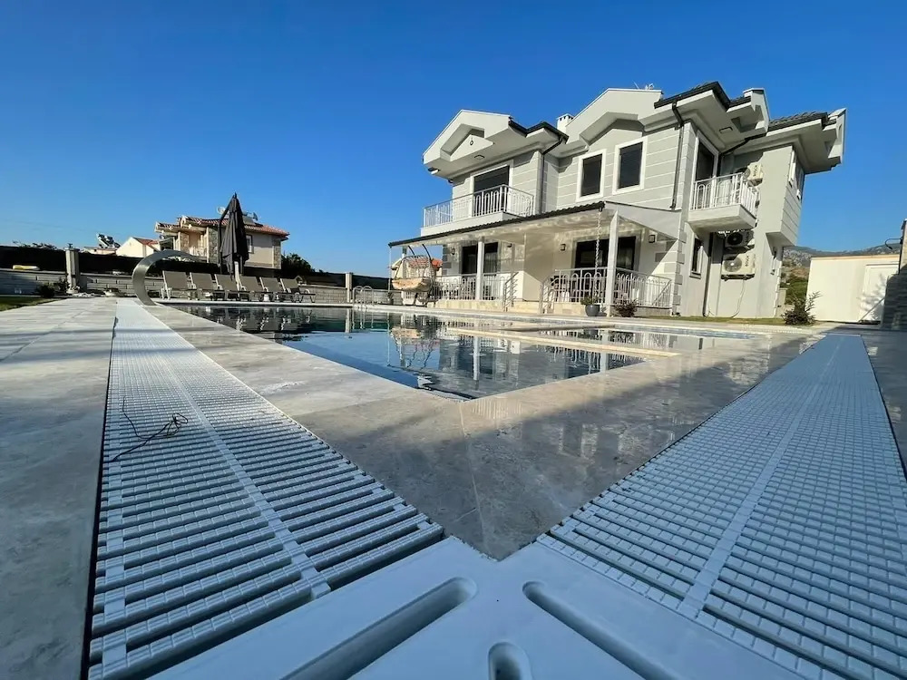 Inviting 4-bed Villa Lina With lux Pool