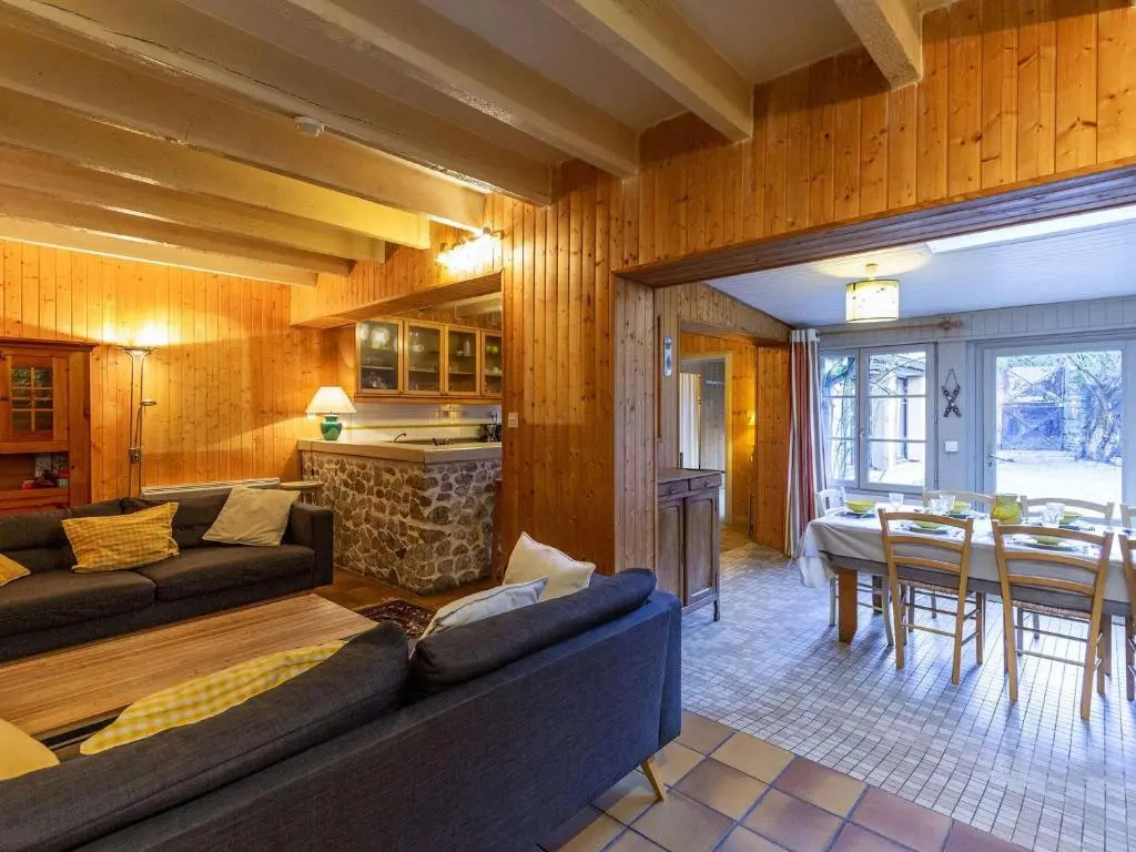 Maison au centre du village, cour privative, au calme, Wi-Fi, cheminée, idéale pour familles. - FR-1-401-234