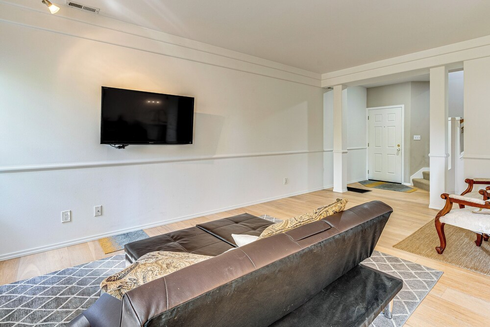 Modern Home Close to Dtwn Woodinville w/ Yard