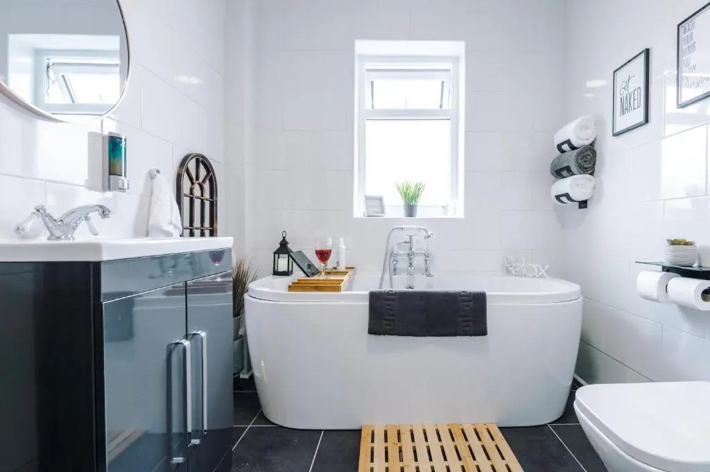 Families Only - Pet Friendly sleeps 6 maximum NO PARTIES
