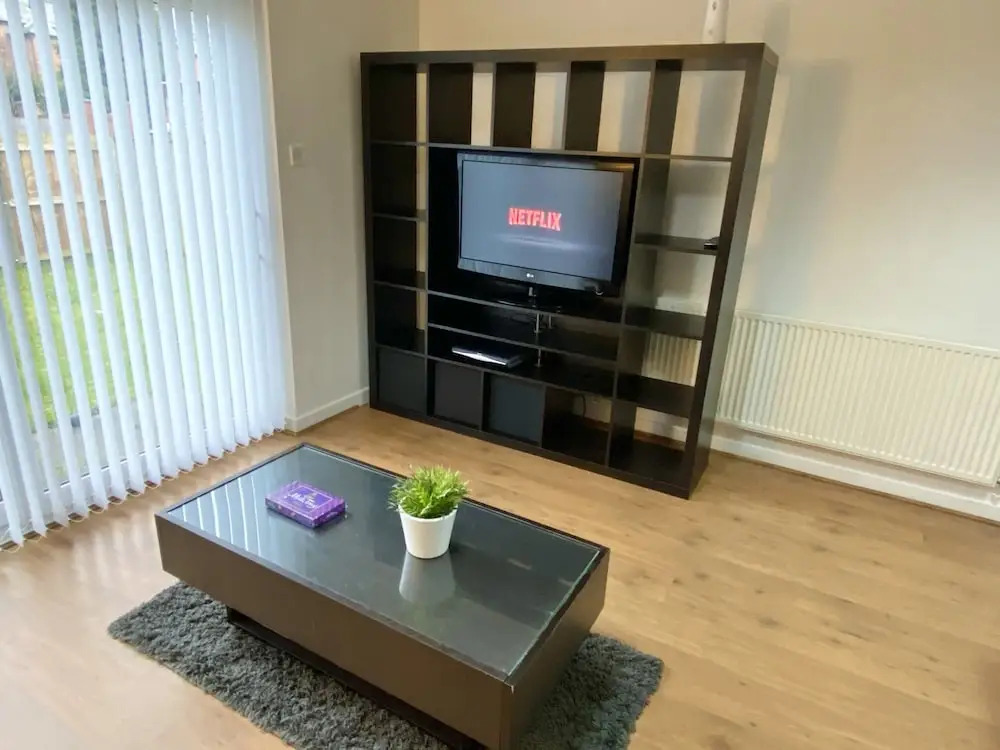 3-bed Townhouse Parking Deep Cleaned