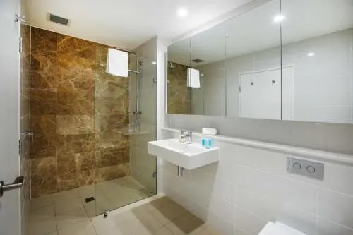 Gadigal Groove - Modern and Bright 3BR Executive Apartment in Zetland with Views