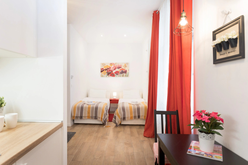 Cute Studio With Beautiful Balcony in the Center!