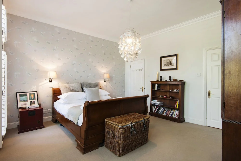 Enchanting Southfields Home by King George's Park