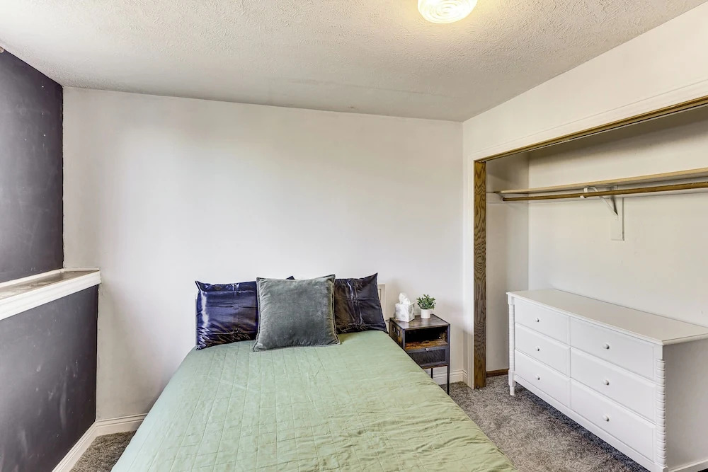 Spacious & Family Friendly! Lincoln Home w/ Deck