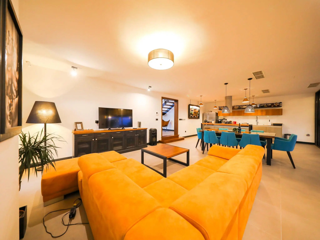 Splendid villa with private, heatable pool, big roofed terrace, outdoor kitchen